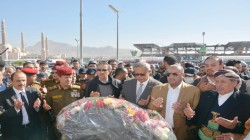 رئيس الوزراء يضع إكليلاً من الزهور على ضريح الرئيس الشهيد الصماد ورفاقه