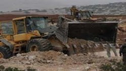 مستوطنون صهاينة يجرفون أراضي ويقتلعون 50 شجرة زيتون غرب الخليل