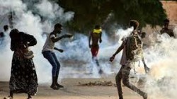 أمن السودان يطلق قنابل الغاز تجاه المتظاهرين الرافضين لانقلاب الجيش