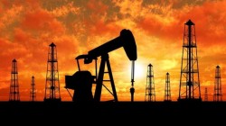 النفط يخترق حاجز 90 دولارا للبرميل لأول مرة منذ 2014