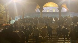 رغم البرد الشديد.. مئات الفلسطينيين يؤدون صلاة 