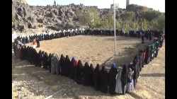 وقفة لحرائر مديرية همدان تنديداً بجرائم وتصعيد العدوان