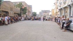 وقفة احتجاجية لموظفي هيئة النقل بالحديدة تنديدا بتصعيد العدوان