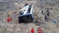 مصرع 20 شخصًا جراء حادث سقوط حافلة في منحدر شمال البيرو