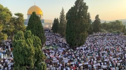عشرات الآلاف يؤدون صلاة الجمعة بالأقصى.. وعشرات الإصابات نتيجة المواجهات بالضفة