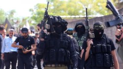 مقاومون فلسطينيون يطلقون النار صوب قوات الاحتلال قرب حاجز حوارة