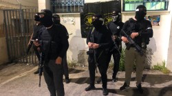 مقاومون فلسطينيون يطلقون النار تجاه بؤرة 