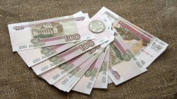 انخفاض الروبل الروسي أمام الدولار بنحو 29% بسبب العقوبات الاقتصادية