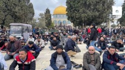عشرات الآلاف من الفلسطينيين يؤدون صلاة الجمعة في المسجد الأقصى