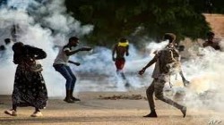 الأمن السوداني يطلق الغاز المسيل للدموع على المتظاهرين المناهضين للانقلاب