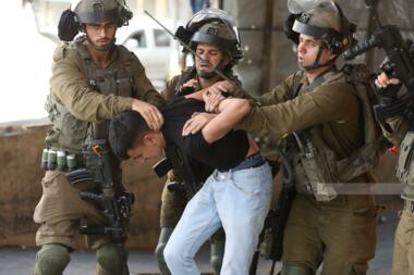 العدو الصهيوني يشن حملة دهم واعتقالات في الضفة وسط مواجهات واشتباكات