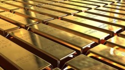 انخفاض أسعار الذهب لكنها تنهي الأسبوع على مكاسب