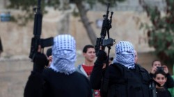 مقاومون فلسطينيون يطلقون الرصاص صوب قوات الاحتلال غرب مدينة جنين