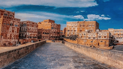 فرق الطوارئ بأمانة العاصمة ترفع المخلفات من مجاري السيول