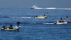 زوارق الاحتلال تعتدي على الصيادين في بحر غزة