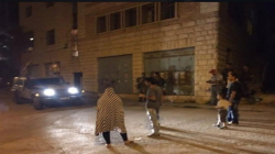 مستوطنون يعتدون على فلسطينيين في تل الرميدة بالخليل