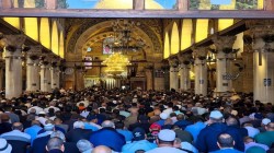 نحو 50 ألف مصلٍ يؤدون صلاة الجمعة في الأقصى رغم إجراءات العدو المشددة