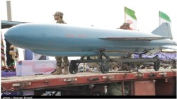 الجيش الايراني يعرض طائرات مسيرة ومنظومات صواريخ
