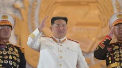 كوريا الشمالية تعرض صواريخ عابرة للقارات وزعيمها يتعهد بتعزيز ترسانتها النووية
