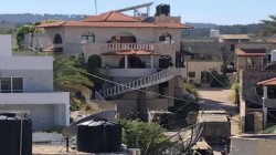 قوات الاحتلال الاسرائيلي تداهم منزلي مُنفّذَي عملية 