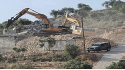 الاحتلال يهدم منزلين ويصيب عشرات الفلسطينيين شرق نابلس ويهدم العراقيب للمرة 201