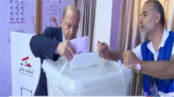 عون بعد الإدلاء بصوته: لا يمكن للمواطن الوقوف على الحياد تجاه اختيار نظام الحكم