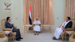 Le président Al-Mashat discute avec le ministre de l'Eau et le secrétaire général du Cabinet de l'avancement des travaux au sein du ministère et de ses institutions