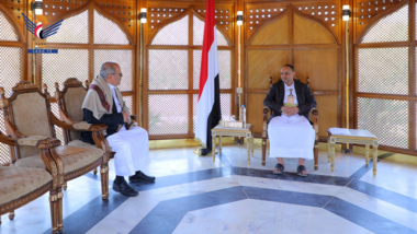Le Président Al-Mashat rencontre un membre du Conseil politique suprême, Al-Nuaimi