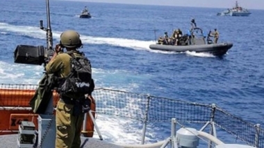 Nouvelle violation de la trêve par l'israélien : des bateaux ennemis tirent vers la côte de Khan Yunis, la plage et Cheikh Radwan