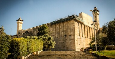 العدو الصهيوني يغلق الحرم الإبراهيمي في الخليل بوجه المصلين بصورة مفاجئة