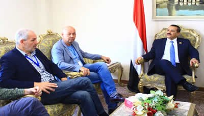 وزير الخارجية يؤكد أهمية إعادة تأهيل الموانئ اليمنية لتعزيز جهود الإغاثة الإنسانية