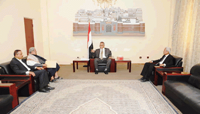 رئيس الوزراء يناقش مع محافظي حضرموت وشبوة والمهرة الأوضاع في محافظاتهم