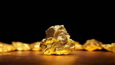الذهب ينزل مع ارتفاع الدولار في ظل مخاوف التجارة