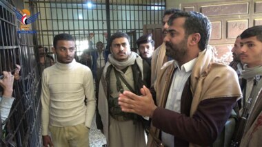 Überprüfen der Haftbedingungen in der zentralen Justizvollzugsanstalt in Al Mahwit