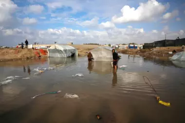 Starken Regenfälle überfluten Hunderte von Zelten im Gazastreifen
