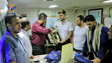 Hodeida officials visit, honor ships crews anchored at seaport