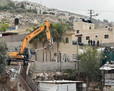 العدو الصهيوني يهدم منزلًا لعائلة أسير مقدسي في القدس المحتلة