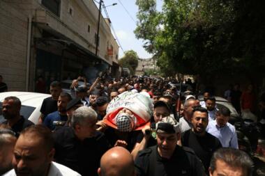   آلاف الفلسطينيين يشيعون جثمان الشهيد أشرف في جنين