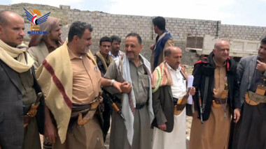  محافظ البيضاء يتفقد العمل في بناء سور المجمع المالي