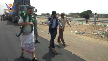 ​Pour voir le projet d'asphaltage de la rue du 7 octobre dans le district d'Al Hali à Hodeidah