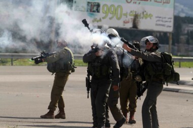 إصابة 4 فلسطينيين بالاختناق خلال اقتحام العدو لطوباس ومستوطنون يسرقون أغناما شرق رام الله