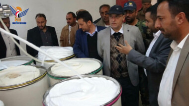 Le ministre de l'Economie inspecte les travaux d'agrandissement d'une ligne de production textile dans une usine de filature