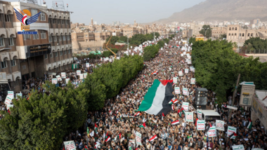 Una marcha masiva en la capital, Sanaa, en apoyo y apoyo a la operación  Inundación de Al-Aqsa