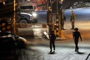 العدو الصهيوني يعتدي على فلسطيني ويمنع إسعافه بنابلس