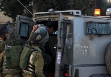 Zionistischer Feind verhaftet einen Palästinenser im Lager Dheisheh