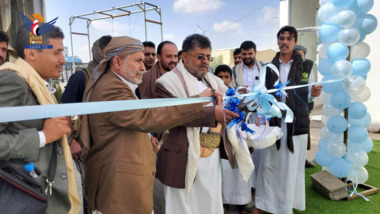 Muhammad Ali Al-Houthi weiht eine Wasserfabrik in Saada ein 