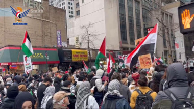 Une manifestation de la communauté yéménite et des organisations américaines à New York en solidarité avec la Palestine et le Yémen dénonce l'agression