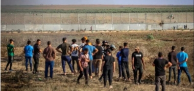 العدو الصهيوني يقمع مسيرات سلمية شرق غزة ويصيب فلسطيني بالرصاص وآخرين بالاختناق 