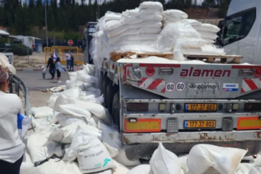 Des colons attaquent des camions d'aide au passage de Tarqumiya, à l'ouest d'Hébron (Khalil)