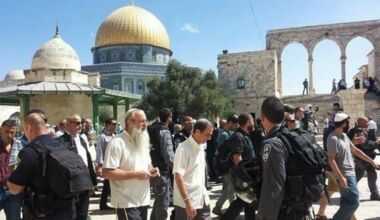Dutzende zionistische Siedler dringen erneut in die Innenhöfe der Al-Aqsa-Moschee ein